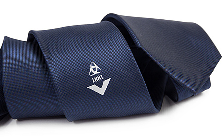 Krawat z tkanym logo 06
